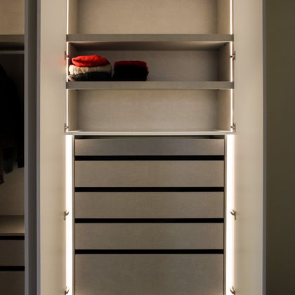 Interior de roupeiro em melamina linho