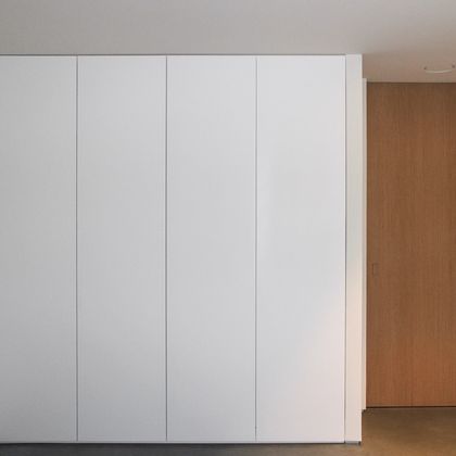 1/2  Roupeiro com portas click-clack em lacado