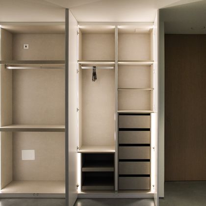 2/2  Interior de roupeiro com iluminação LED vertical