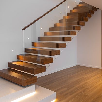 1/2  Escada com degraus tipo caixote, com topo exterior ao vidro