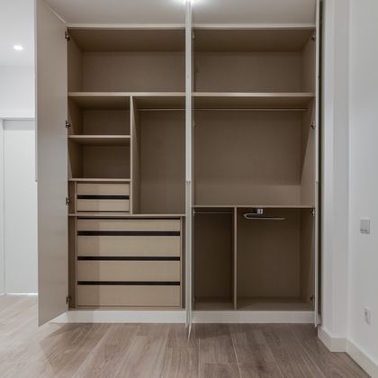 2/2  Interior de roupeiro em melamina linho e com porta calças extraível
