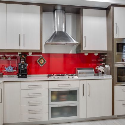 2/3  Cozinha com backsplash em vidro lacado