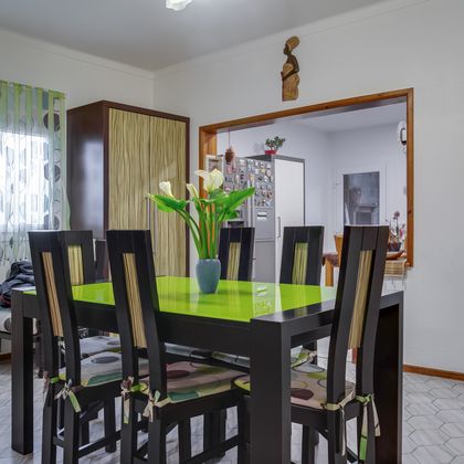 Mesa com tampo em vidro lacado