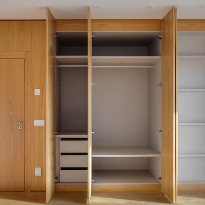 2/2  Roupeiro com interior em melamina linho