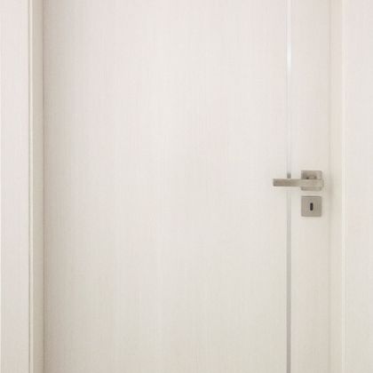 Porta em termolaminado com embutido inox