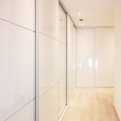 1/2  Roupeiro com portas em vidro lacado com frisos em inox