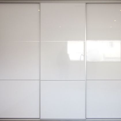 2/2  Roupeiro com portas em vidro lacado com frisos em inox