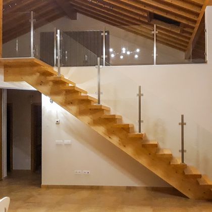 1/2  Escada em madeira com guarda corpo em vidro