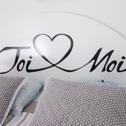 Cabeceira de cama com texto fresado