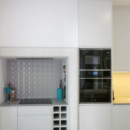 Cozinha em lacado com puxador escavado