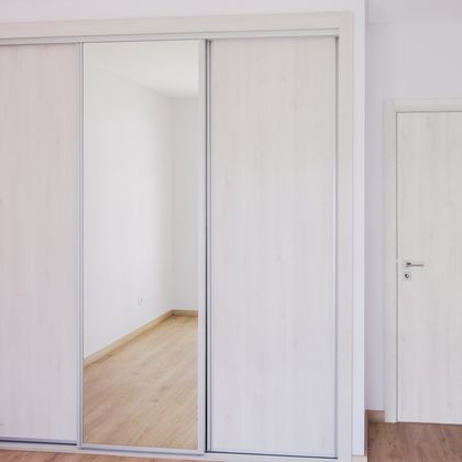 Roupeiro em termolaminado e 1 porta em espelho