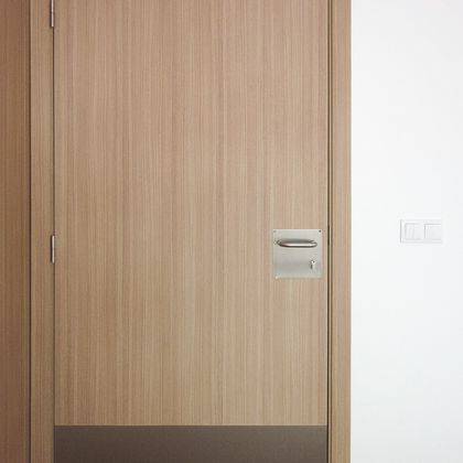 Porta em folheado de Carvalho listado com barra em inox