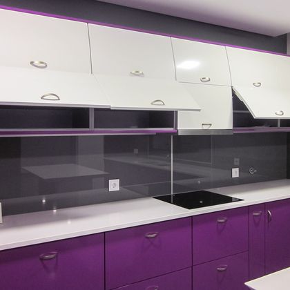 Cozinha em lacado de 2 cores com móvel superior abaulado